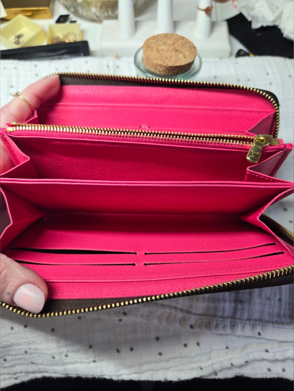 Louis Vuitton Monogram V Line Zippy Wallet in Grenade. - Picture 9 of 15